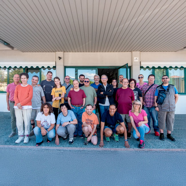 Il team di Cooperativa San Mauro fuori dalla sede