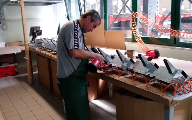 Uno dei ragazzi alle prese con una delle attività della Cooperativa