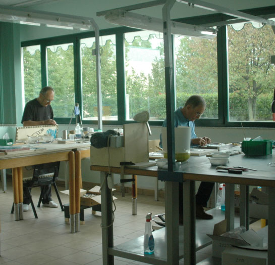 Immagine del laboratorio dove vengono realizzati i regali solidali
